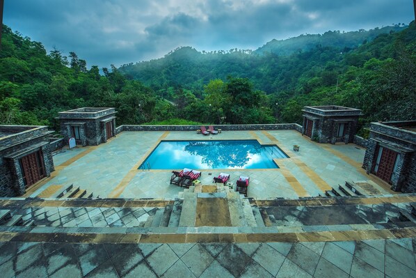 สระว่ายน้ำกลางแจ้ง