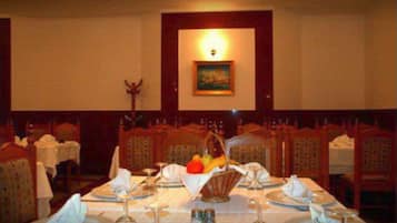 Se sirven comidas, cenas y cocina local