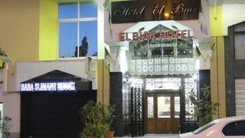 Fachada de la propiedad por la tarde o noche