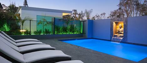 Ulkouima-allas, aurinkotuoleja