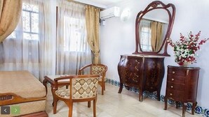 أغطية فراش متميزة ومكتب ومكواة/لوح كي وواي فاي مجانًا