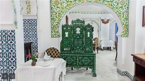 يتم تقديم الإفطار والغداء والعشاء 