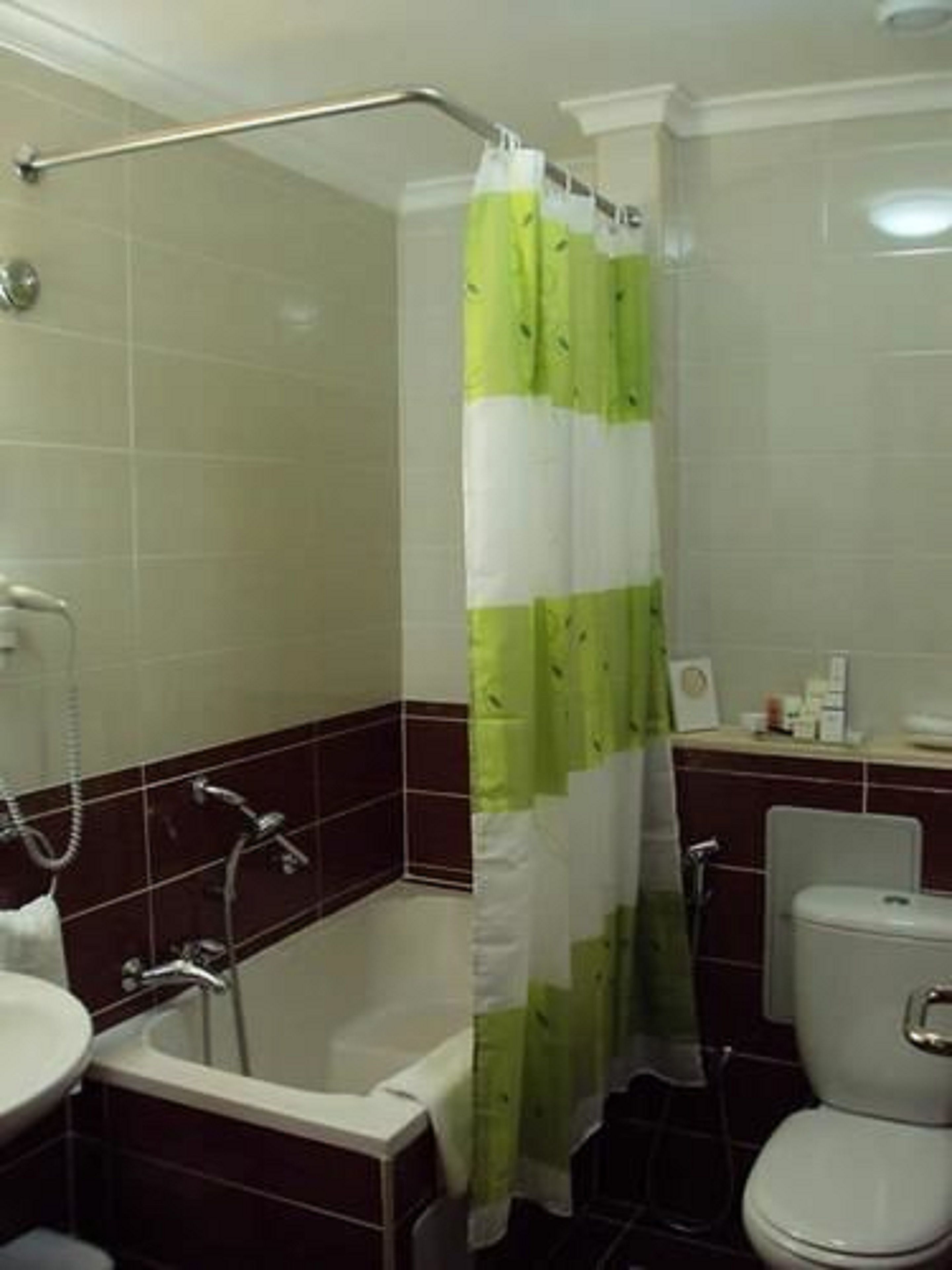 shower, free toiletries