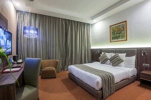 Senior suite | Een minibar, individueel gedecoreerd, een bureau, gratis wifi