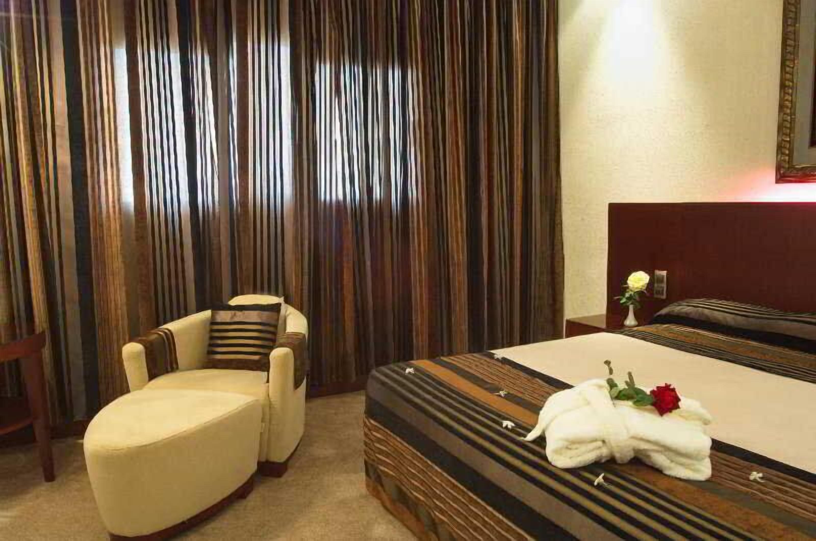 Minibar, escritorio, wifi gratis y decoración personalizada 