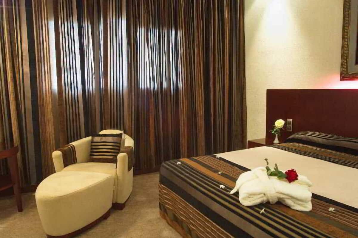 Minibar, escritorio, wifi gratis y decoración personalizada
