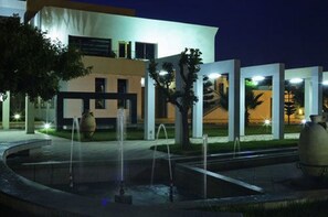 Fassade der Unterkunft – Abend/Nacht