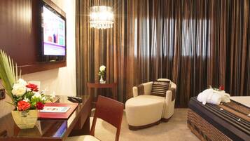 Suite senior | Minibar, decoración personalizada, escritorio y wifi gratis