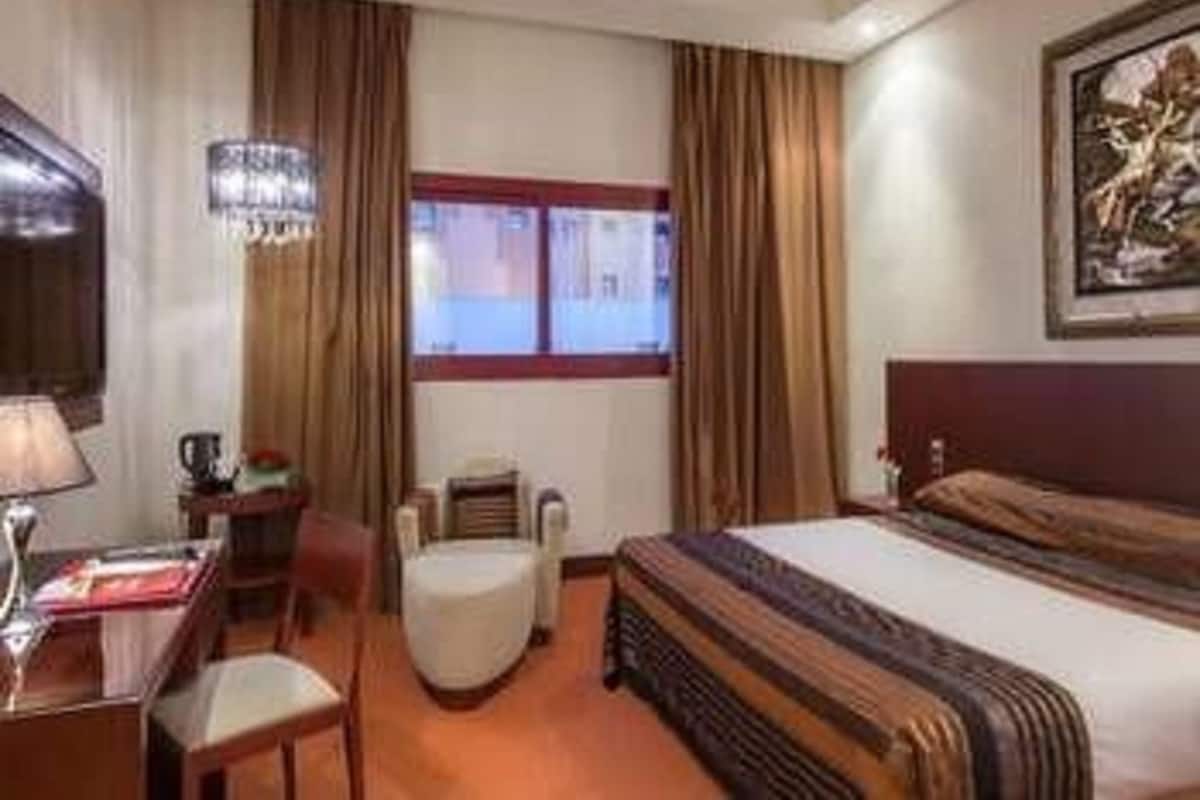 Een minibar, individueel gedecoreerd, een bureau, gratis wifi
