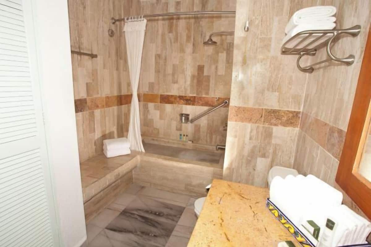Salle de bain | Ensemble baignoire-douche, séchoir à cheveux, serviettes fournies