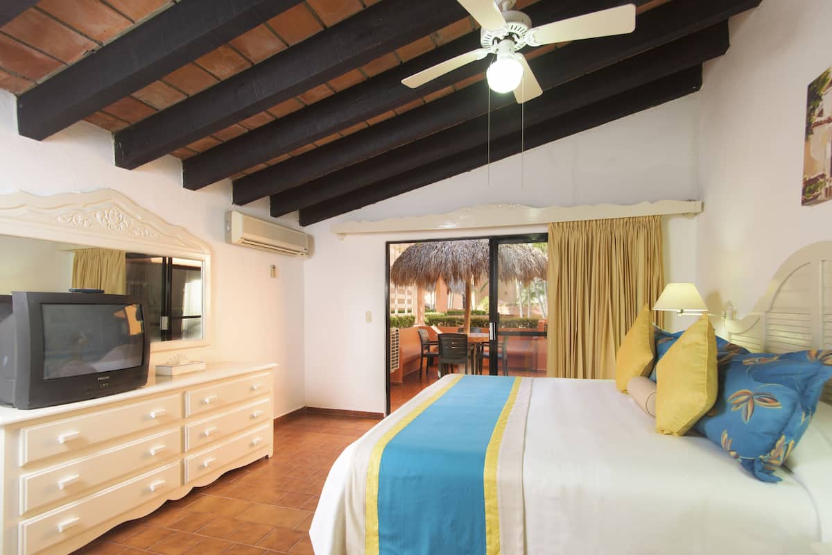 Suite, 1 kamar tidur | Seprai premium, brankas, dan didekorasi berbeda-beda