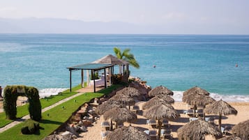 Beach nearby, sun loungers, beach umbrellas, beach towels