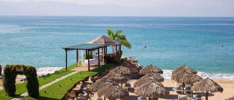 Beach nearby, sun-loungers, beach umbrellas, beach towels