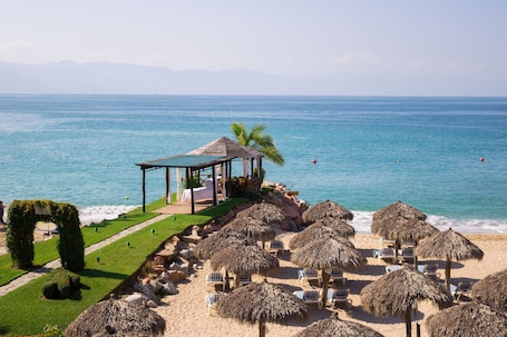 Beach nearby, sun loungers, beach umbrellas, beach towels