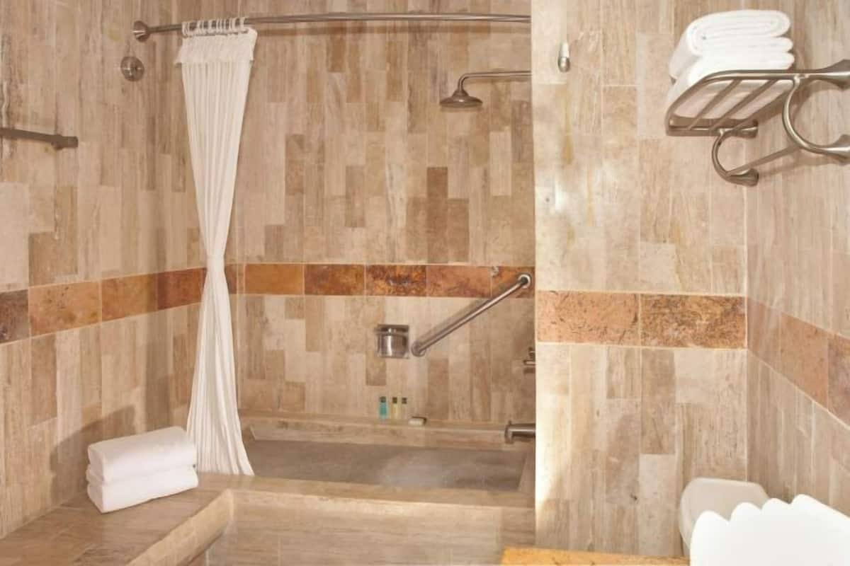 Salle de bain | Ensemble baignoire-douche, séchoir à cheveux, serviettes fournies