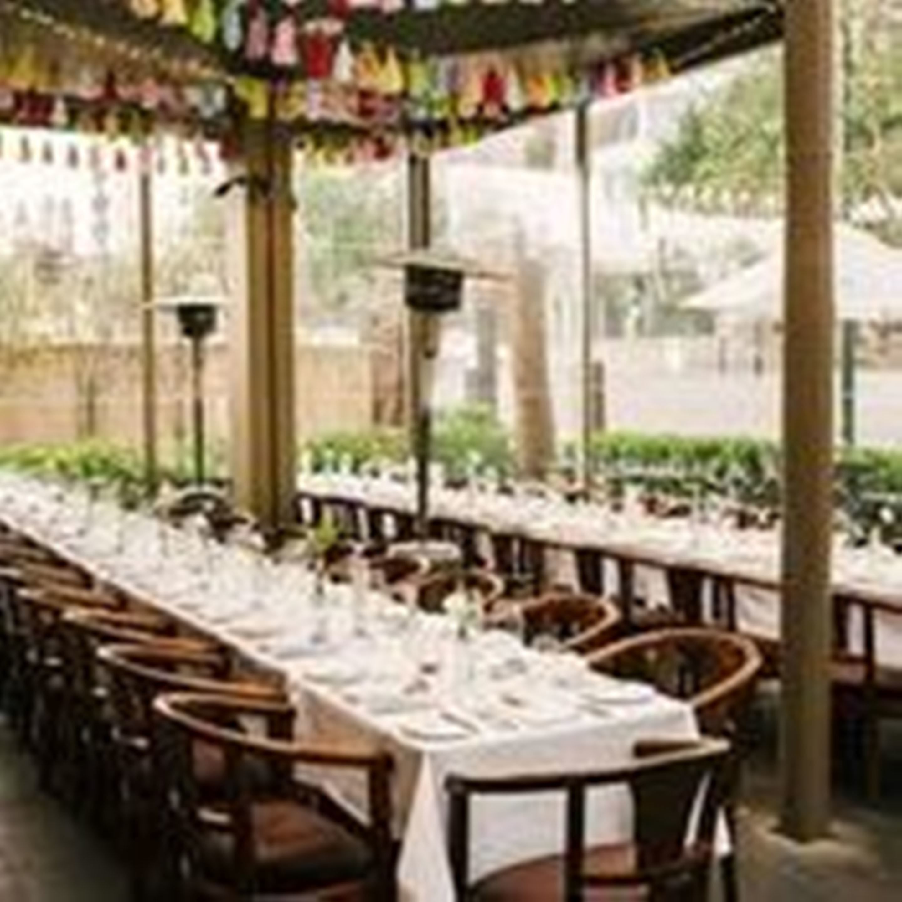 حيث تُقدم وجبات الإفطار، الغداء، العشاء، تناول الطعام في الهواء الطلق