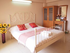 Standard Fan Room | Free WiFi, bed sheets - Thanapa Mansion - Hostel (Bangkok)