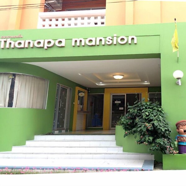 Front of property - Thanapa Mansion - Hostel (Bangkok)