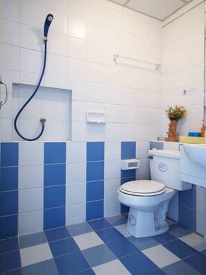 Standard Fan Room | Bilik Mandi | Pancuran mandi, pengering rambut, bidet, tuala disediakan 