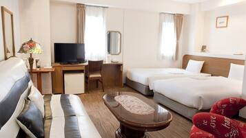 Suite, Non Smoking | Desk, iron/ironing board, free WiFi, bed sheets