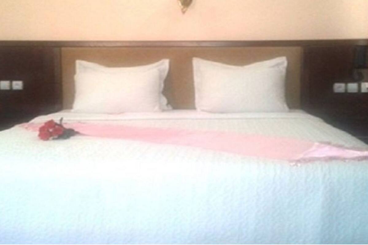 Premium bedding, minibar, desk, iron/ironing board