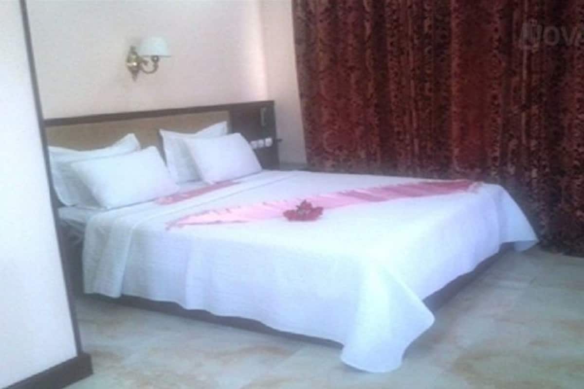 Suite | Premium bedding, minibar, desk, iron/ironing board