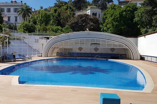Piscina stagionale all'aperto, ombrelloni da piscina, lettini