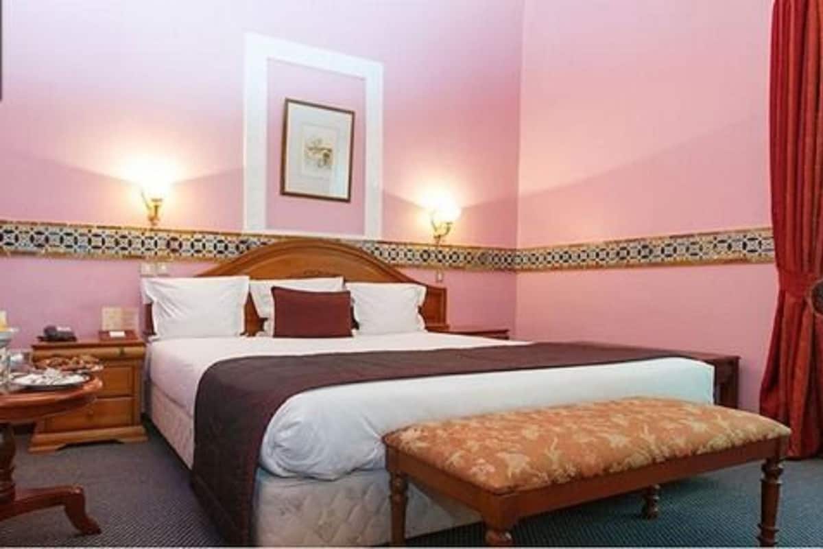 Egyptian cotton sheets, premium bedding, free minibar, in-room safe