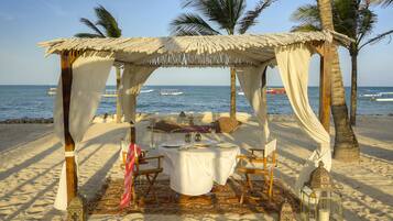 2 restaurants; breakfast, lunch, and dinner served