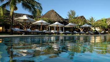 Außenpool, geöffnet von 08:00 Uhr bis 18:00 Uhr, Sonnenschirme