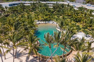 Una piscina al aire libre, camas de piscina gratis, sombrillas