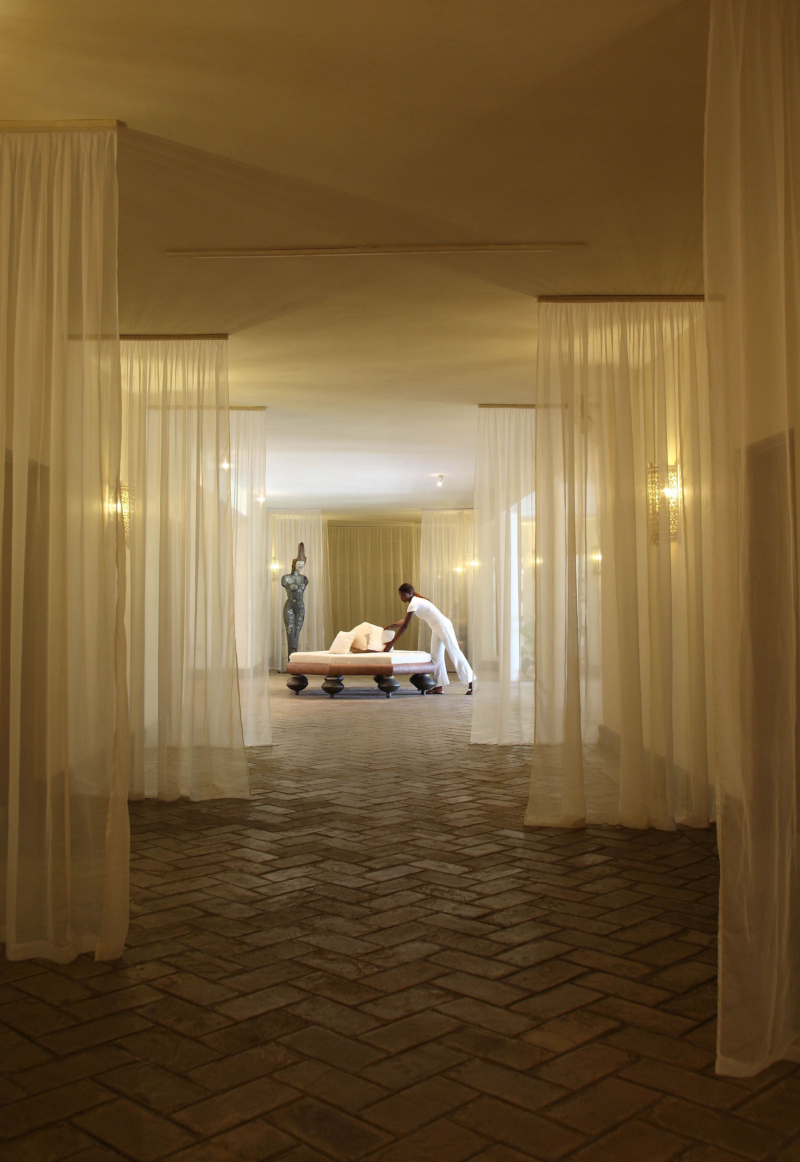 Salas de tratamiento para parejas, un sauna, una bañera de hidromasaje