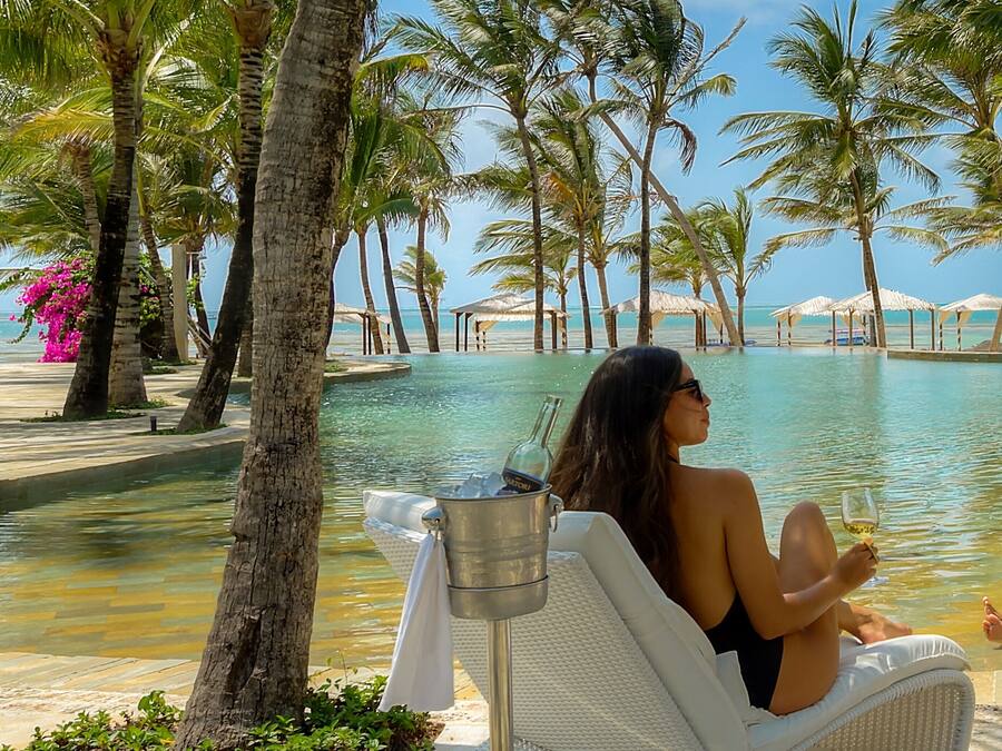 Außenpool, geöffnet von 08:00 Uhr bis 18:00 Uhr, Sonnenschirme