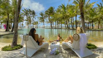Piscine extérieure, parasols de plage, chaises longues