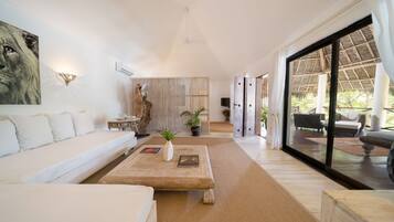 Suite Signature, 1 habitación, vistas al jardín | Zona de estar | Una Smart TV