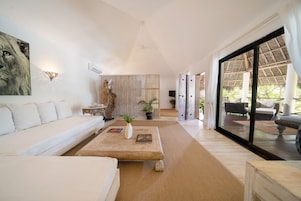 Signature Suite, 1 Bedroom, Garden View | Living area | Smart TV