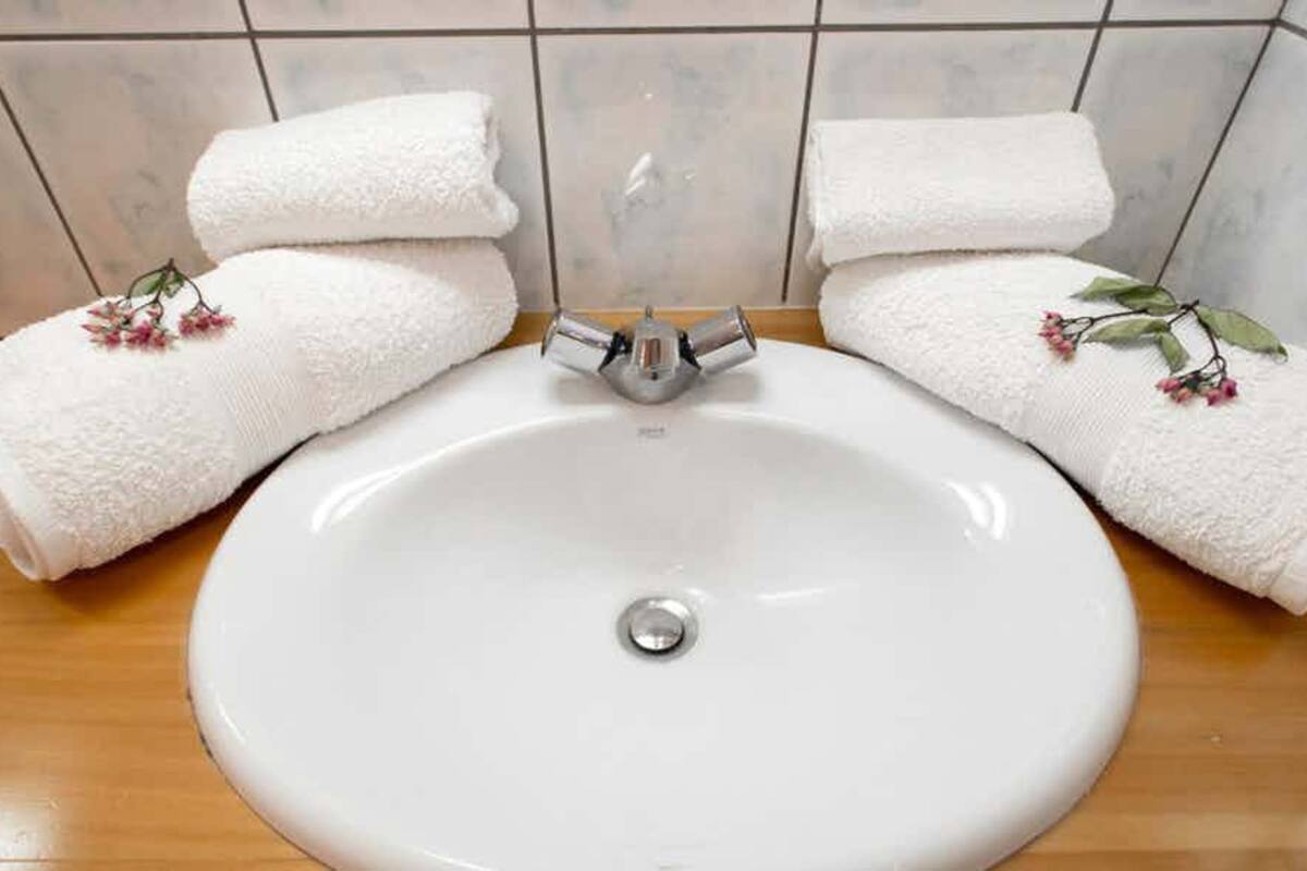 standard triple room | bathroom sink