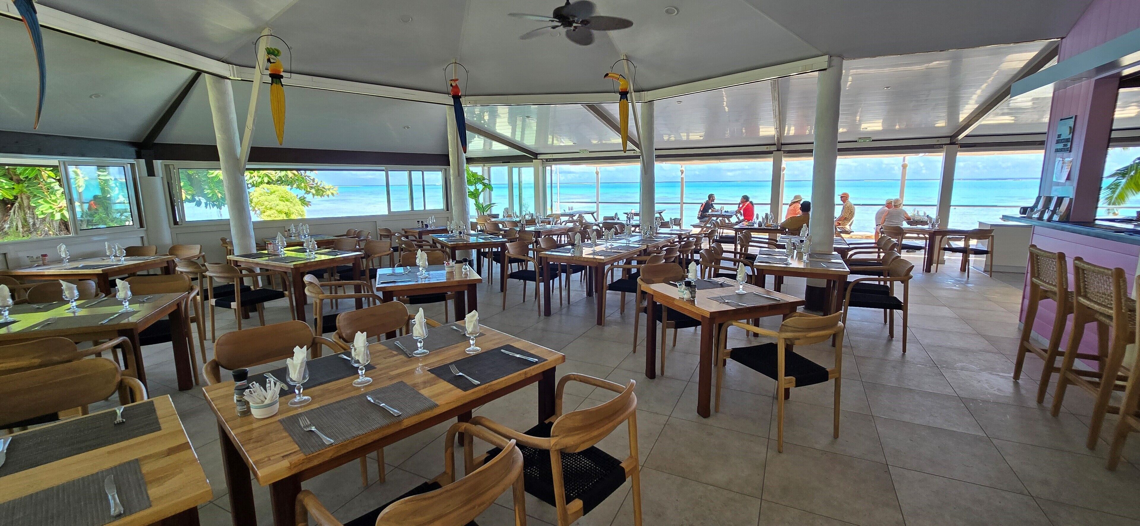 Se sirven desayunos, comidas y cenas con vista a la playa 