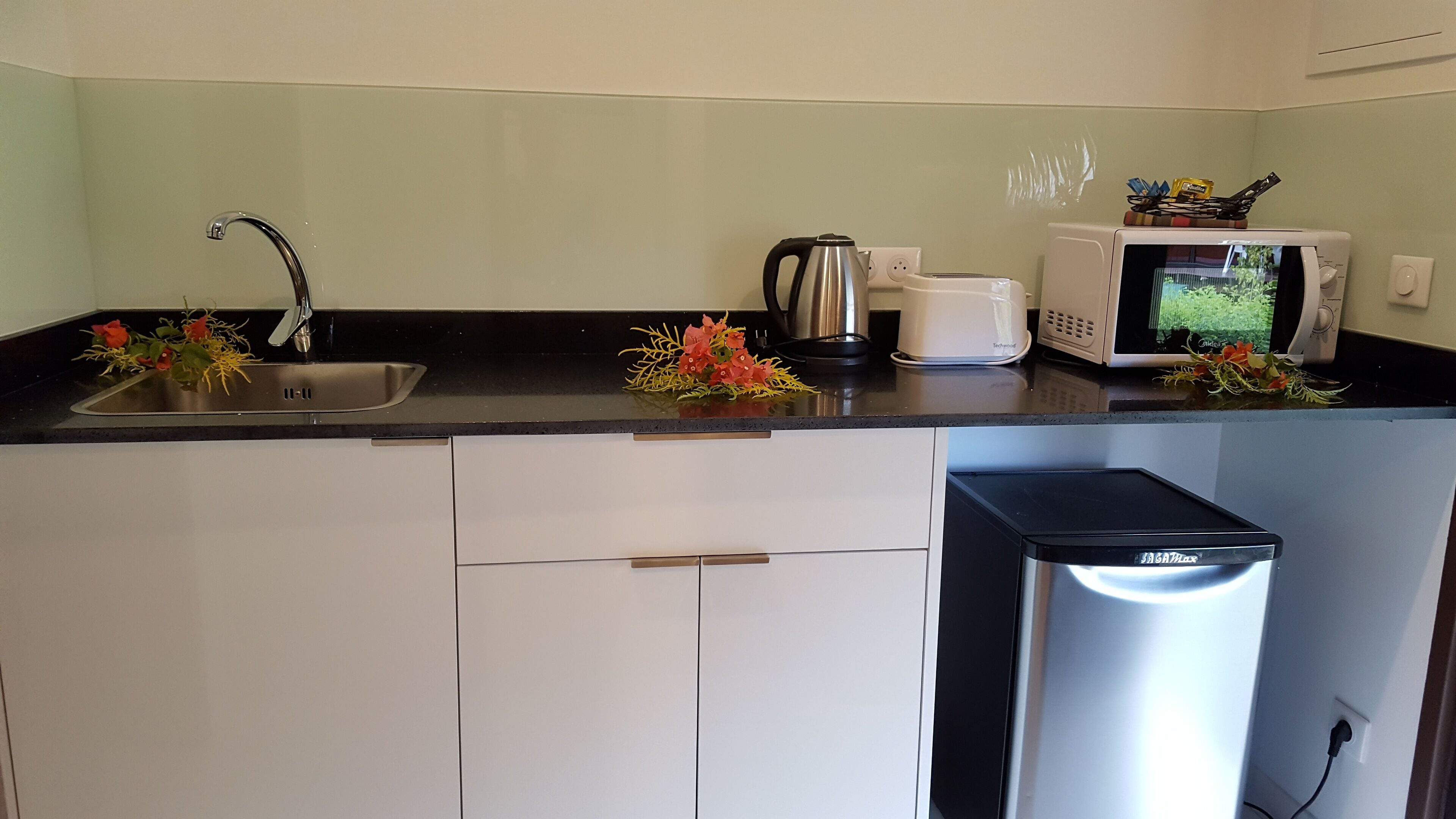 oven, coffee/tea maker, electric kettle, cookware/dishes/utensils