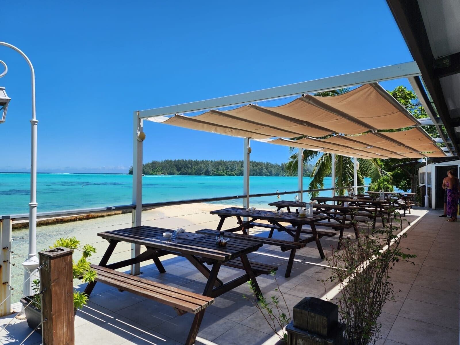 Breakfast, lunch, dinner served; beach views 