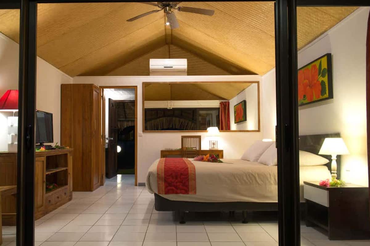 deluxe bungalow, lagoon view | 1 bedroom, in-room safe, individually decorated, soundproofing