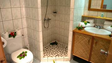 Un baño con ducha, inodoro y lavamanos.