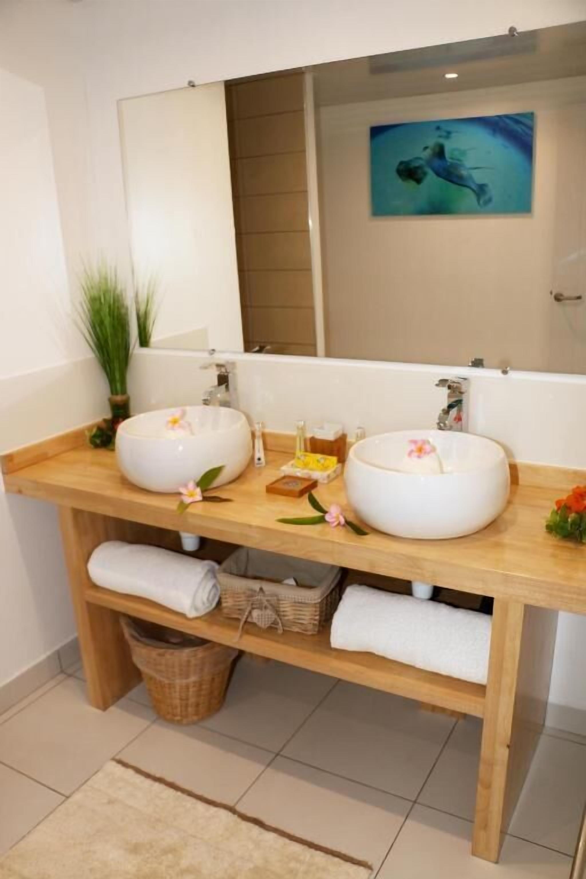 deluxe suite, garden view | bathroom | shower, free toiletries, hair dryer, towels