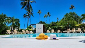 Outdoor pool, pool loungers - Hotel Hibiscus (Moorea-Maiao)