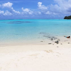 En la playa, playa de arena blanca, toallas de playa y snorkel