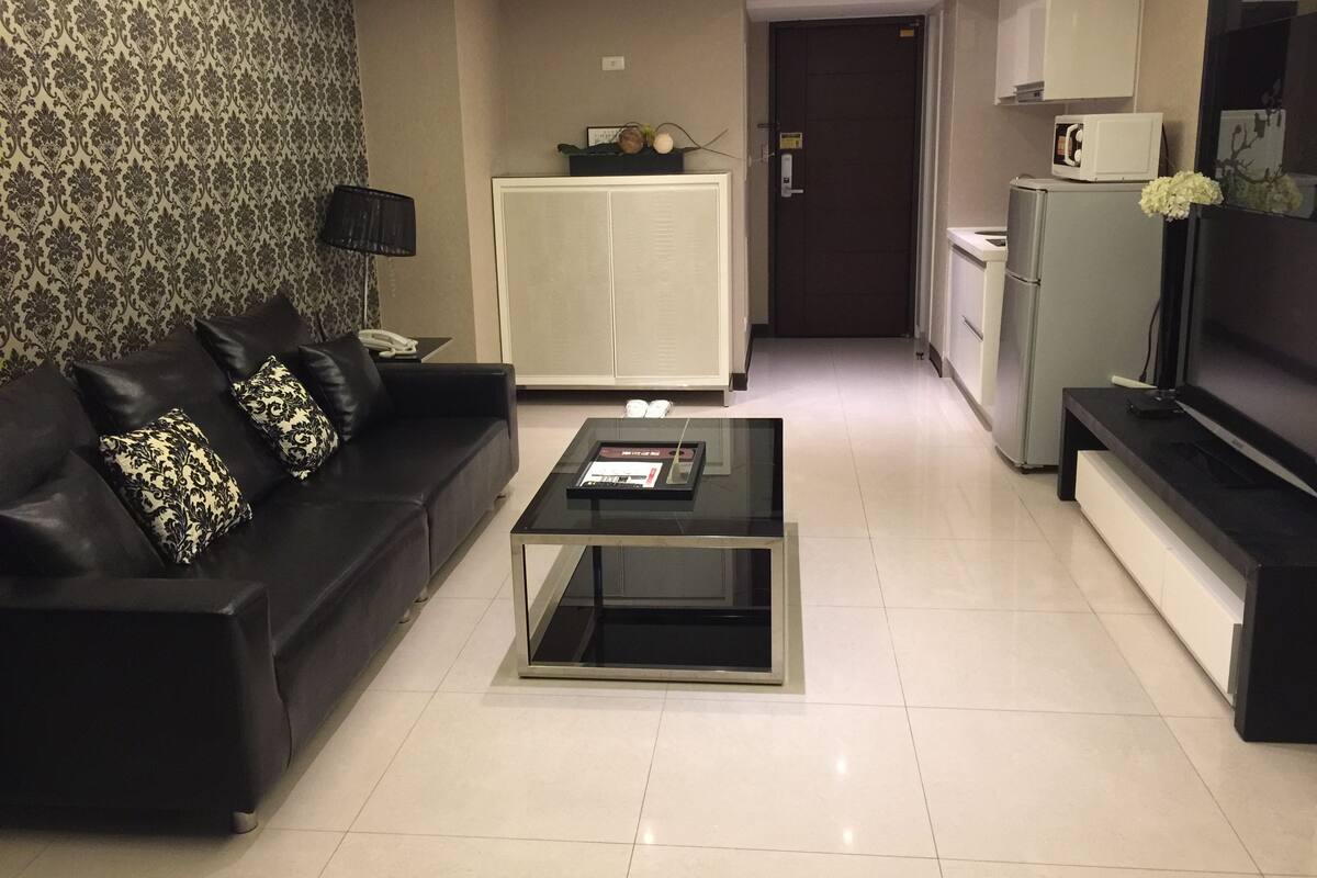 Executive Double Room, 1 Bedroom | Living area | LCD TV