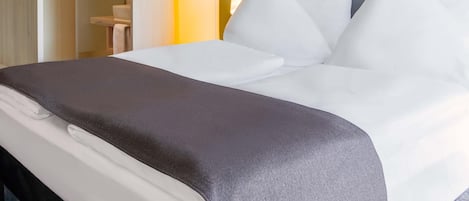 Een bureau, verduisterende gordijnen, geluiddichte muren, gratis wifi