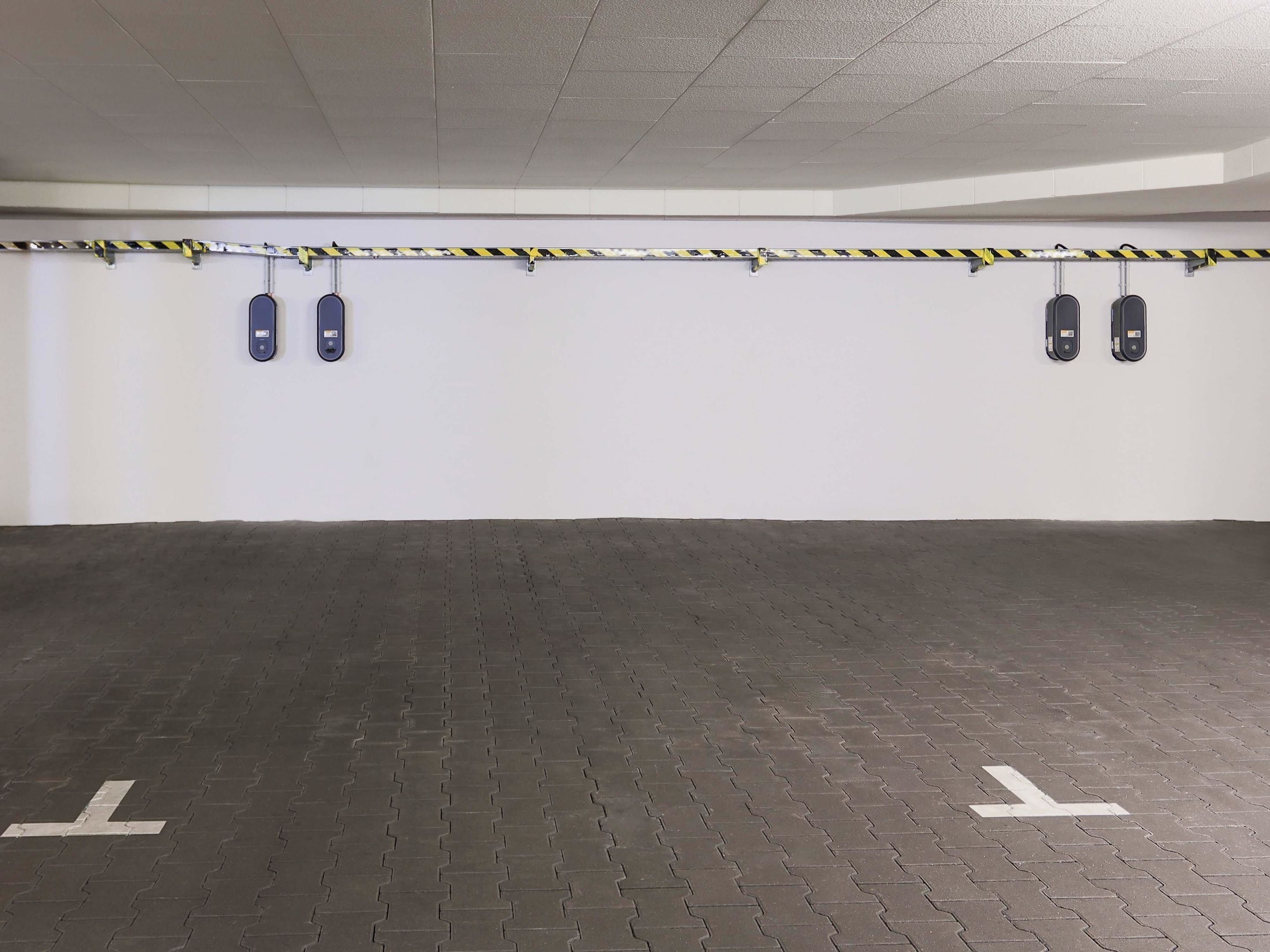 Un estacionamiento vacío con piso plano y espacios demarcados.