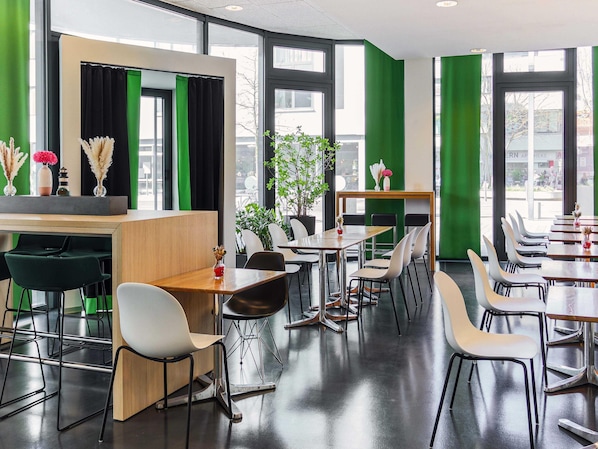 Bar (on property) - B&B Hotel Aalen (Aalen)