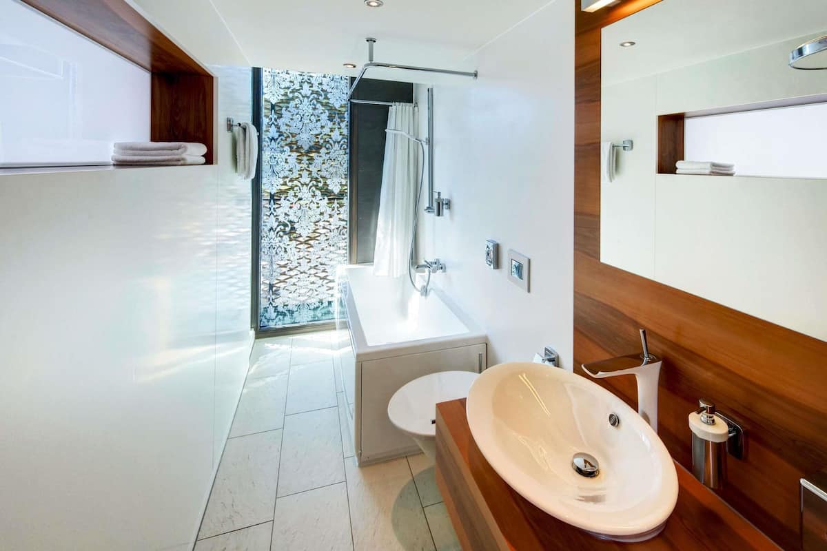 suite, 1 double bed | 1 bedroom, hypo-allergenic bedding, in-room safe, desk